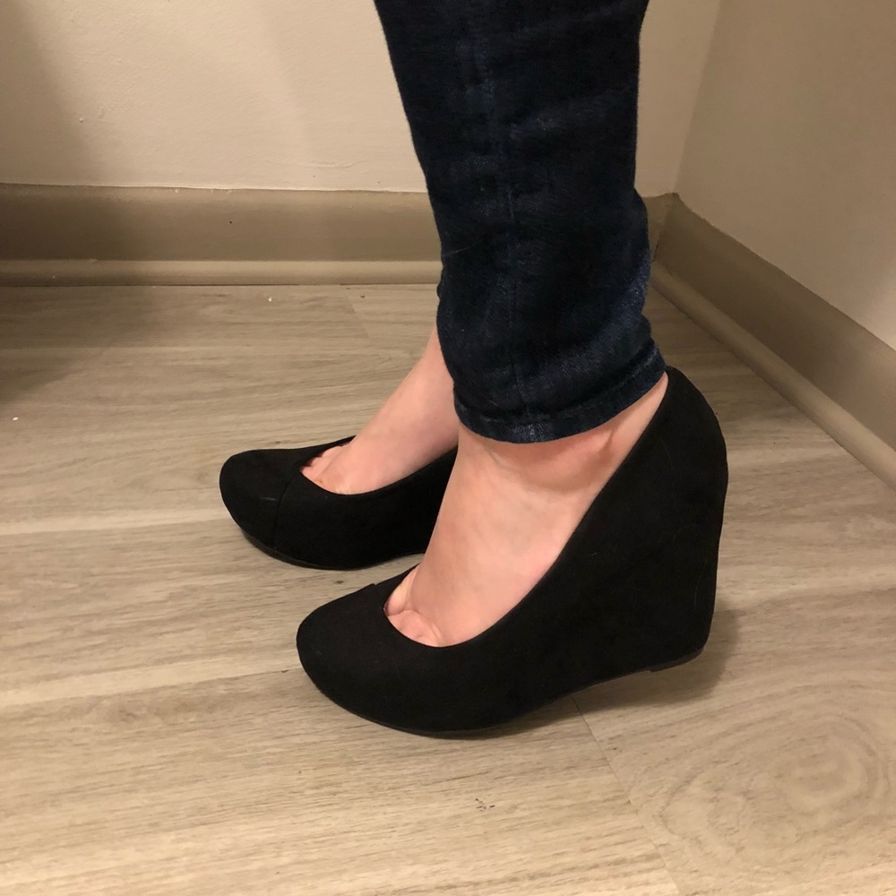 Black wedges